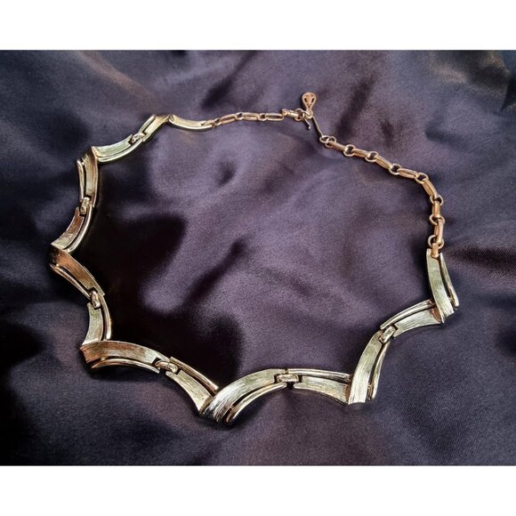Vintage CORO Signed Necklace Choker Gold Tone - Picture 3 of 5